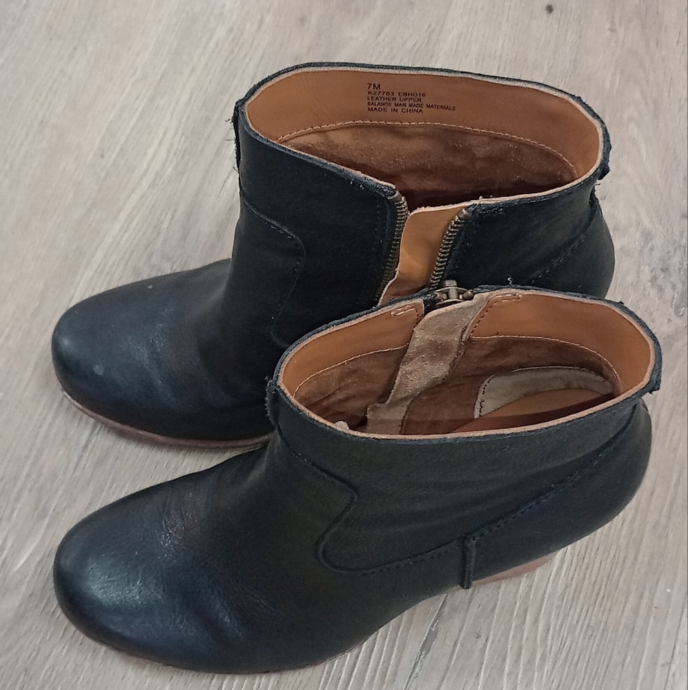KORK-EASE Women's Black Leather Michelle Sculpted Wooden Heel Boot Size 7 M